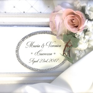 Ovales Namensschild, Hochzeitsschild, Hochzeitsdatum, Geschenkanhänger, Strass umrandet, Handkalligraphie, personalisiert,