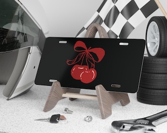Targa con fiocco rosso ciliegia: accessorio per auto da ragazza