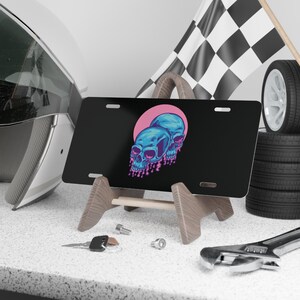 Targa Trippy Skulls: accessorio per auto gotico e audace