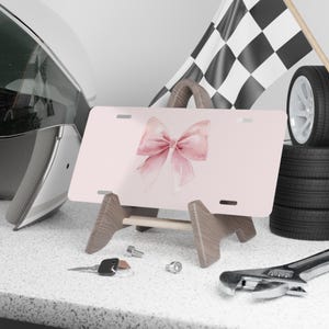 Targa con fiocco rosa Coquette - Targa per auto femminile - Decorazione personalizzata per veicoli immagine 1