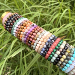 繊細なクリスタルビーズブレスレット、ハンドメイドの宝石ジュエリー、女性のためのミニマリストな重ね付けブレスレット、彼女へのボヘミアンスタイルのギフト