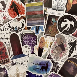 Op de afbeelding: Een set van drie keramische mokken met een gespikkelde, matte afwerking. De mokken zijn in crème, lichtgrijs en donkergrijs. Elke mok heeft een eenvoudig, minimalistisch ontwerp en een afgeronde handgreep.