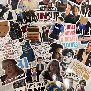 以下が含まれることがあります： テレビ番組「クリミナル・マインド」のキャラクターや引用句が特徴の、ダイカットステッカーのコレクション。ステッカーには、キャストの画像、FBIのロゴ、「Unsub」や「Criminal Minds」などのフレーズが含まれています。