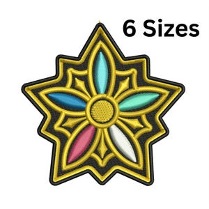 Puede incluir: Parche bordado con un diseño de estrella con contorno dorado y fondo negro. El centro, con forma de flor, presenta pétalos en color turquesa, rosa y blanco. El texto "6 Tamaños" se muestra en negro, indicando la disponibilidad del parche en varias tallas.