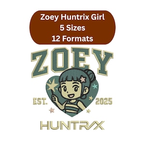 Può includere: Un ricamo con il nome "ZOEY" in un font universitario, e una ragazza dei cartoni animati che tiene una bacchetta magica all'interno di un cuore. Il design include il testo "Zoey Huntrix Girl", "5 Sizes", "12 Formats", "EST. 2025" e "HUNTRIX".