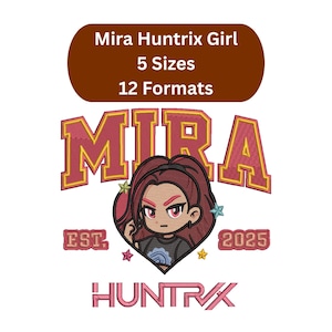 Può includere: Un design grafico bianco con il testo "Mira Huntrix Girl" in uno striscione marrone. Il design include la parola "MIRA" in grandi lettere rosse con bordi gialli e un'illustrazione a cartoni animati di una ragazza. Il design include anche il testo "EST. 2025" e "HUNTRIX".