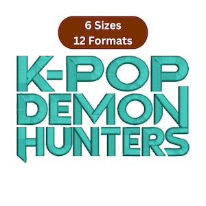 Op de afbeelding: Turquoise geborduurde tekst op een witte achtergrond leest "K-POP DEMON HUNTERS". Boven de tekst staat een bruin ovaal met "6 Maten" en "12 Formaten".