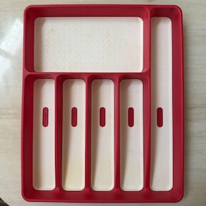 Organizador de cubiertos MadeSmart Vintage de 6 compartimentos, color rojo y blanco, para cajón de cocina.