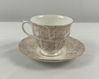 Taza de té y platillo vintage de porcelana Queen Anne: elegancia floral dorada, hecho en Inglaterra