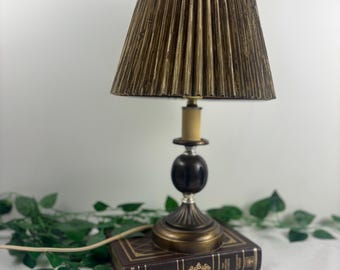 Lámpara de mesa vintage con pantalla plisada / Detalles de madera y metal de mediados de siglo