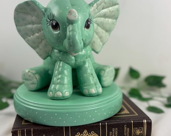 Figura de cerámica verde vintage de 1986: decoración para estantería infantil