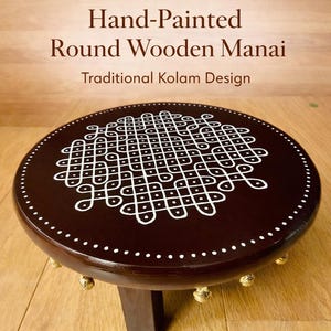 Elevador redondo de madera Kolam Art pintado a mano para manai/chowki/madera de 30 cm de diámetro x 11,4 cm de alto