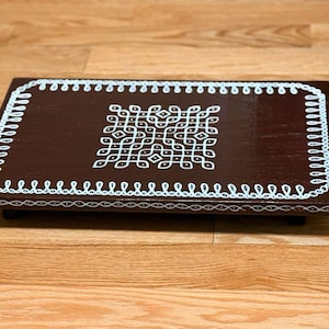 Handgefertigte Manai / Pooja Chowki aus Holz mit Traditionellem Kolam Design