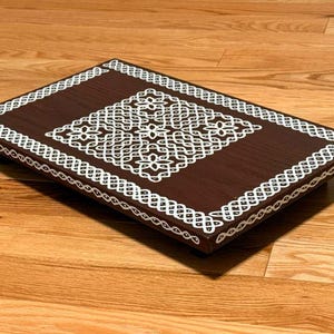 Handgefertigte Manai / Pooja Chowki aus Holz mit Traditionellem Kolam Design