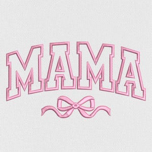 Puede incluir: Diseño bordado en rosa con la palabra "MAMA" en una fuente arqueada y en negrita. Debajo del texto hay un lazo rosa. El diseño está sobre un fondo blanco, adecuado para ropa o accesorios.