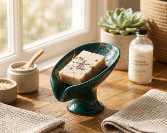 Portasapone in ceramica a forma di foglia con foro di drenaggio, vassoio portasapone minimalista per il bagno, portaspugne da cucina, elegante complemento d'arredo.