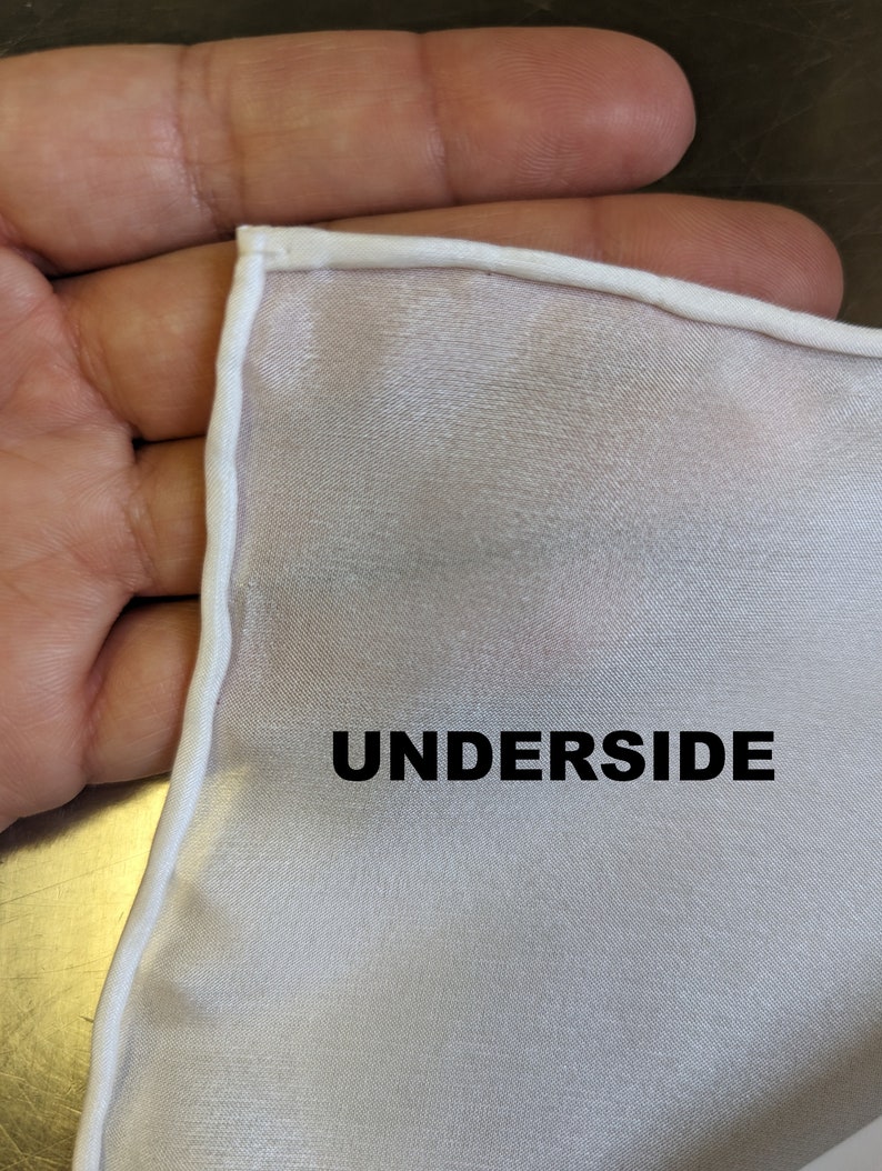 Pode incluir: Tecido branco com uma borda branca, mostrando o avesso do tecido. A palavra "UNDERSIDE" est&aacute; impressa em preto no tecido.