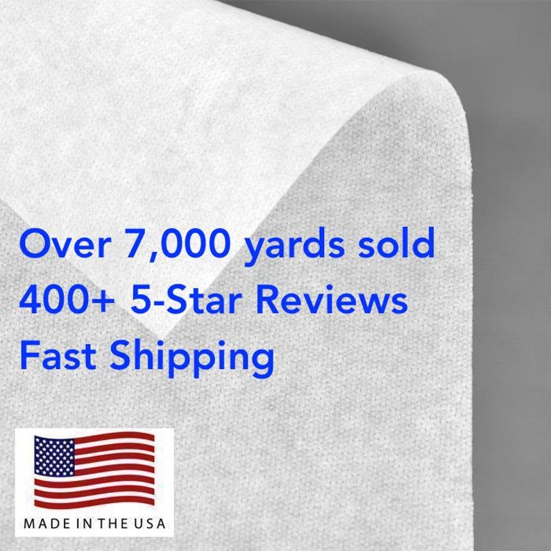 Op de afbeelding: Witte stof met de tekst "Over 7,000 yards sold 400+ 5-Star Reviews Fast Shipping" en een kleine Amerikaanse vlag met de tekst "MADE IN THE USA".