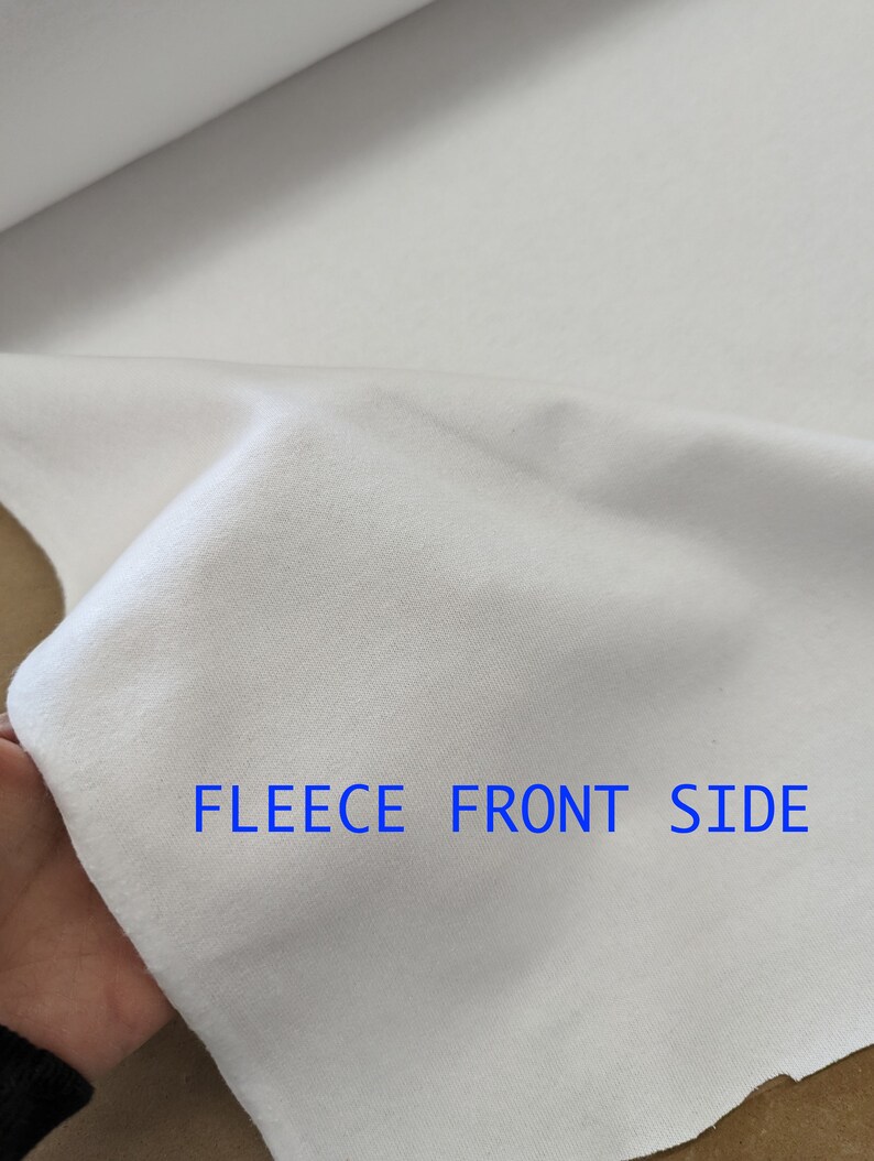 Pu&ograve; includere: Tessuto in pile bianco con la scritta "FLEECE FRONT SIDE" stampata su di esso.