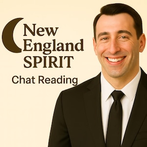 Puede incluir: Un hombre sonriente con traje y corbata negros. El texto "New England SPIRIT Chat Reading" se muestra en marrón con un gráfico de media luna sobre un fondo crema.