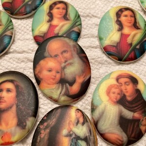 Großes Religiöses Glascabochon aus den 70er Jahren