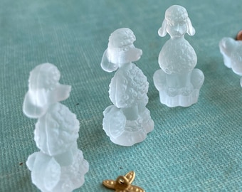 2 Vintage Swarovski Pudel-Kristallfiguren aus mattem Kampferglas, inklusive aufklebbarer Aufhängekappen.