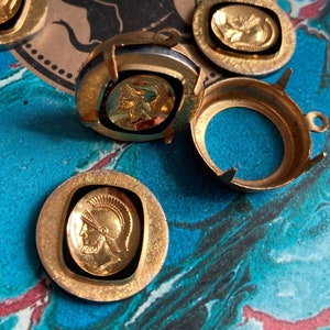 Vintage bladgoud glazen krijger cameo cabochon, gemaakt in West-Duitsland... Shabby chic