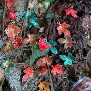 20 Autumn Leaves, Shabby Chic Small Brass Variegated Painted , 12x15mm imagem 1