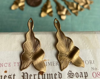 10 Brass Elephant Ear Wavy 30mm Leaves, Pointed Caladiums Leaves With Top Hole