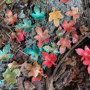 20 Autumn Leaves, Shabby Chic Small Brass Variegated Painted , 12x15mm imagem 3