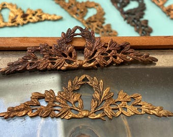 2 Vintage Wreath Finding With Classic Laurel Design, 60mm-2 1/2 Inch