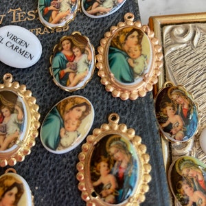 Vintage Mother Mary West-Duitse glazen cabochons, 2 met kastjes of 4 zonder kastjes,