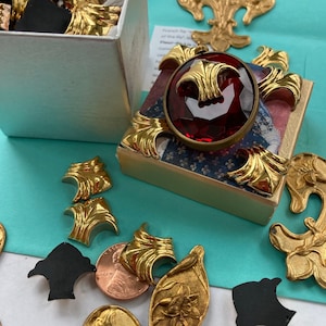 Vintage fleur de lis cabochons met jet en bladgoud, zeldzaam en prachtig!!