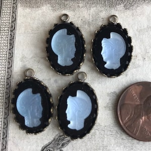 Vintage lichtgevende glazen krijger cameo cabochon, links en rechts, gemaakt in West-Duitsland