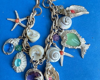 Vintage-Armband aus den 1950er Jahren mit nautischem Muschel- und Meeresmotiv, verziert mit Schmucksteinen
