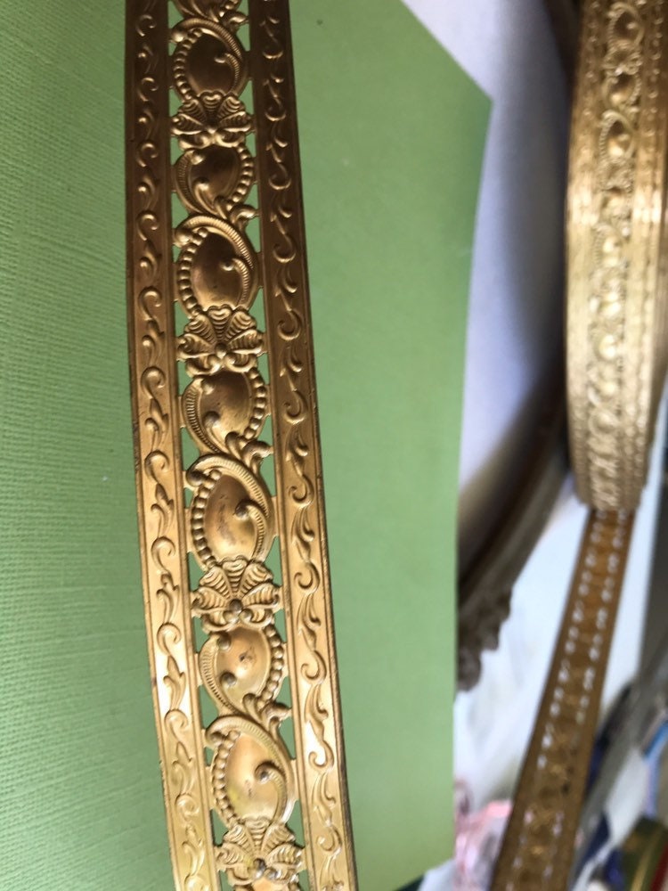 Vintage Brass Gallery Wire Crown Trim, 1 Foot, Thick 1 Inch Shell And Scroll Design