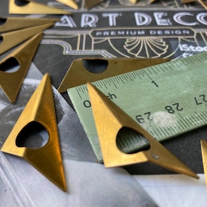 12 hallazgos de latón con forma de cono triangular de estilo espacial moderno vintage
