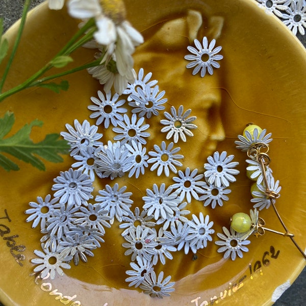 20 White Daisy Shabby Chic 11mm Flowers