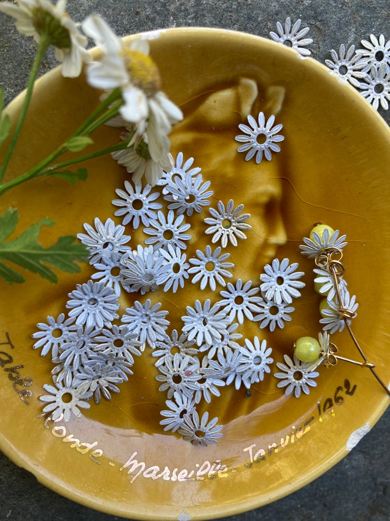 20 White Daisy Shabby Chic 11mm Flowers image 1