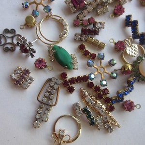 Una docena de joyas vintage enjoyadas