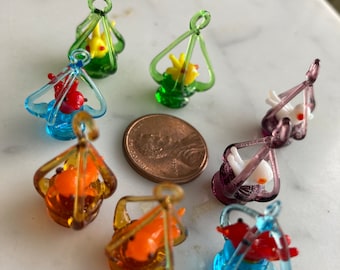Ein Vogelpaar in Käfigen, Vintage-Glaslampe mit gebogenem Ring