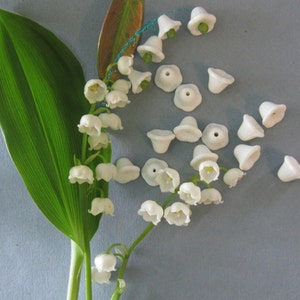 6 Vintage White Lily Of The Valley  Glass Flower Bead