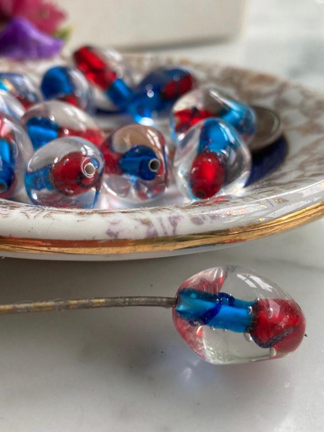 ヴィンテージ西ドイツガラスビーズ6個（赤と青の透明） - Etsy 日本