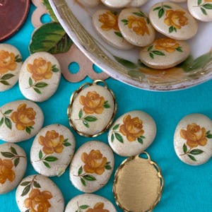 Pequenos cabochões japoneses vintage com rosas amarelas, disponíveis com ou sem configurações