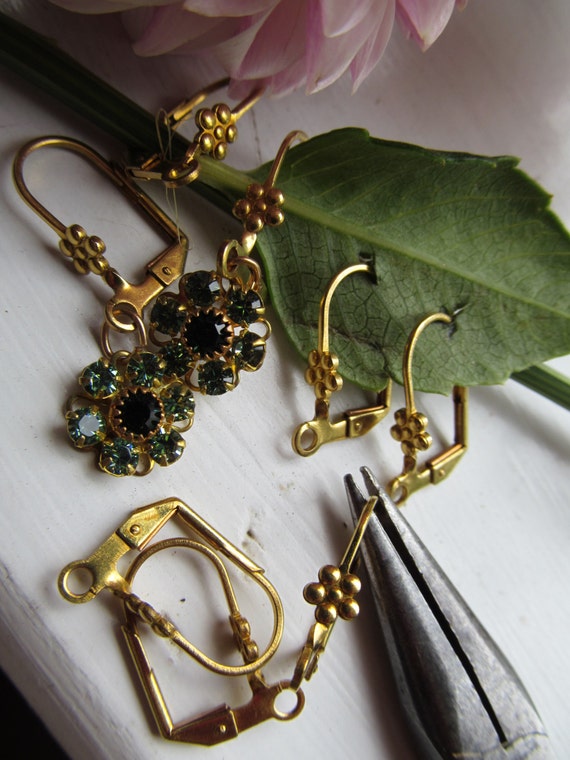 Boucles D'Oreilles En Argent (Plaqué Or) - Forme Fleurs Avec Cabochon Noir - Occasion - Charmantes