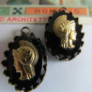 Vintage ATHENE, godin van de oorlog goud en zwart glas ALLEEN LINKS Cabochons