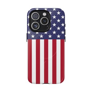 Puede incluir: Una funda de teléfono con el diseño de la bandera estadounidense. La mitad superior muestra un fondo azul con estrellas blancas, mientras que la mitad inferior tiene rayas rojas y blancas. La funda tiene un acabado brillante y un recorte para la cámara.