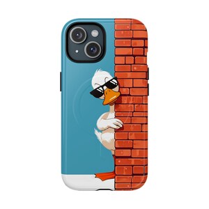 Könnte beinhalten: Handyhülle mit einer Cartoon-Ente mit Sonnenbrille, die hinter einer Backsteinmauer hervorlugt. Die Hülle hat einen blauen Hintergrund mit einer weißen Ente und einem orangefarbenen Schnabel. Die Backsteinmauer ist rot und braun.