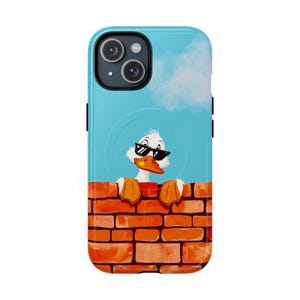 Könnte beinhalten: Eine Handyhülle mit einer Cartoon-Ente mit Sonnenbrille, die über eine Backsteinmauer schaut. Der Hintergrund ist ein hellblauer Himmel mit einer weißen Wolke. Die Hülle ist für ein Smartphone konzipiert.