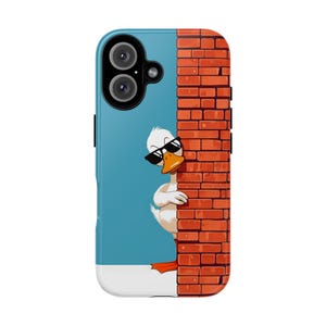 Könnte beinhalten: Handyhülle mit einer Cartoon-Ente mit Sonnenbrille, die hinter einer Backsteinmauer hervorlugt. Die Hülle hat einen blauen Hintergrund und eine weiße Basis. Die Ente hat einen orangen Schnabel und Füße.